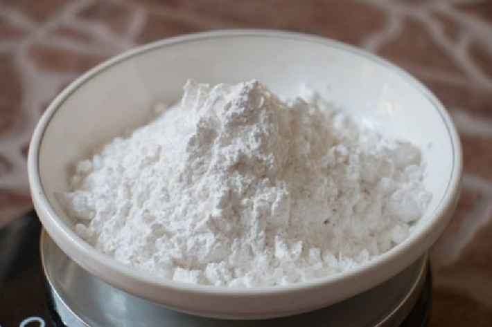 Bước 4: Sau khi ướp cá, bạn phủ lên cá một lớp bột năng, không quá dày. Đổ thêm một ít dầu vào chảo, lăng dầu quanh chảo sao cho đến khi dầu nóng, chiên cá mới không bị dính nồi. (Ảnh: Internet)