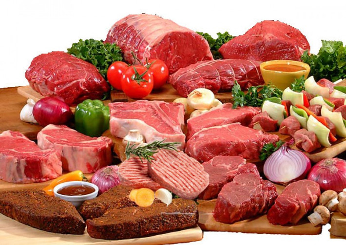 Đồng thời, người mỡ máu cao nên hạn chế ăn các loại thịt đỏ chứa nhiều cholesterol để tránh làm cho bệnh tiến triển xấu hơn. Ảnh: dinhduongchuan.