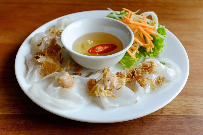 Nước mắm chấm có vị ngọt vừa đủ, không quá chua và đặc biệt ớt dầm vào bát nước mắm phải vừa là ớt xanh và đỏ. Ảnh: innotour.