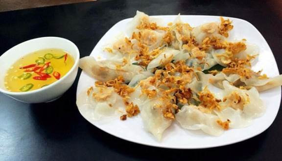 Bánh vạc Hội An có hình dáng nhỏ nhỏ, xinh xinh và có màu trắng trông như những đóa hoa hồng nên còn có tên gọi là bánh hoa hồng trắng. Ảnh: foody.