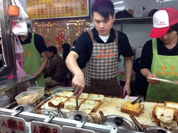 Sở dĩ món này được gọi là bánh mì quan tài là do bánh có phần đế và phần nắp đậy phía trên rất giống hình chiếc quan tài. Ảnh: ivivu.