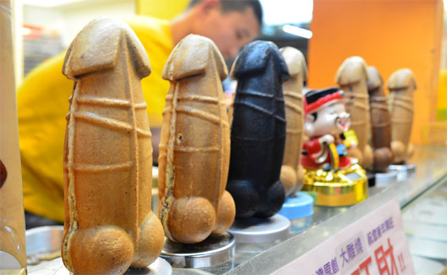 Bánh Waffles hình dương vật của Đài Loan mặc dù có hình dáng khiến nhiều người cảm thấy e dè khi thử nhưng thực sự bánh có hương vị rất thơm ngon. Ảnh: visadailoan.