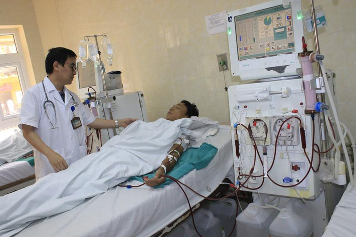 Khi bị tụt huyết áp trong chạy thận nhân tạo, đa số người bệnh đều cảm thấy chóng mặt, choáng váng hoặc buồn nôn. Ảnh: baochinhphu.