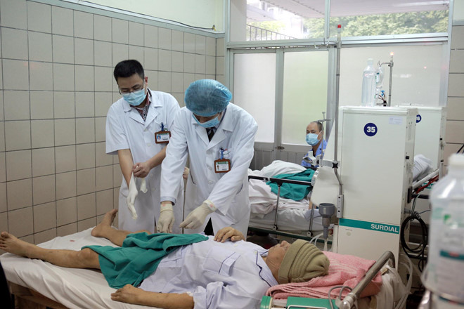 Ngoài ra, đau ngực nhẹ hoặc khó chịu ở ngực cũng là biến chứng của chạy thận, xảy ra trong 1-4% bệnh nhân chạy thận. Ảnh: thanhnien.