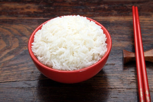 Lý do là vì cơm gạo trắng không kích thích dạ dày, đồng thời vẫn cung cấp đủ năng lượng cho cơ thể. Ảnh: bsdinhduong.
