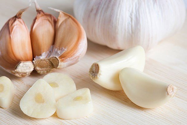 Tỏi không chỉ thêm hương vị cho món ăn mà còn giúp giảm trọng lượng cơ thể và chất béo ở những người mắc bệnh gan nhiễm mỡ. Ảnh: plo.