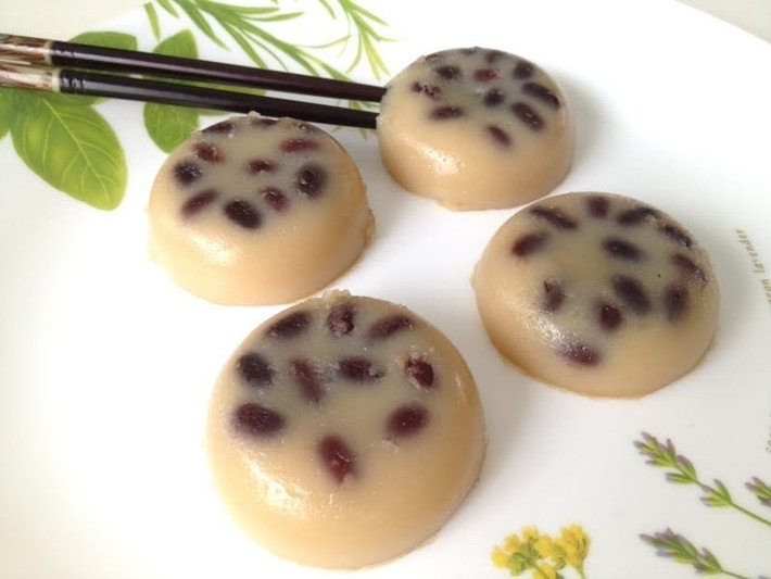 Bánh đúc đậu đỏ còn được biết đến với tên gọi khác quen thuộc hơn với người Việt Nam là pudding gạo nếp. Ảnh: mytourcdn.