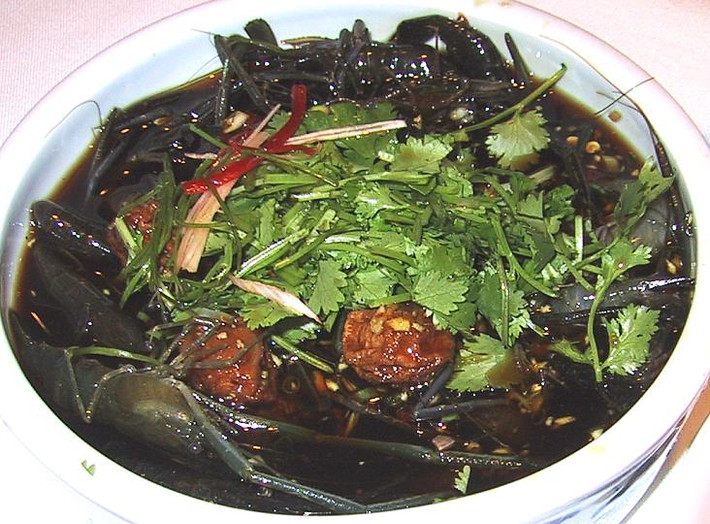 Sau khi loại bỏ phần chân và râu, tôm sẽ được bỏ vào một bát rượu có nồng độ cao, ngâm ít nhất 15 phút đủ để chúng bị say rượu và thịt ngấm gia vị. Ảnh: cachnaumonan.