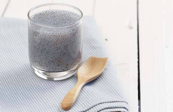 Bên cạnh đó, nước hạt chia chứa nhiều axit béo omega-3 được chứng minh có tác dụng làm giảm huyết áp. Ảnh: lamdepsuckhoe.