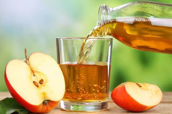 Giấm táo là một trong những loại đồ uống tự nhiên có khả năng kiểm soát huyết áp tốt. Ngoài ra, nó còn cung cấp kali, lọc bỏ natri và độc tố dư thừa ra khỏi cơ thể. Ảnh: thucthan.