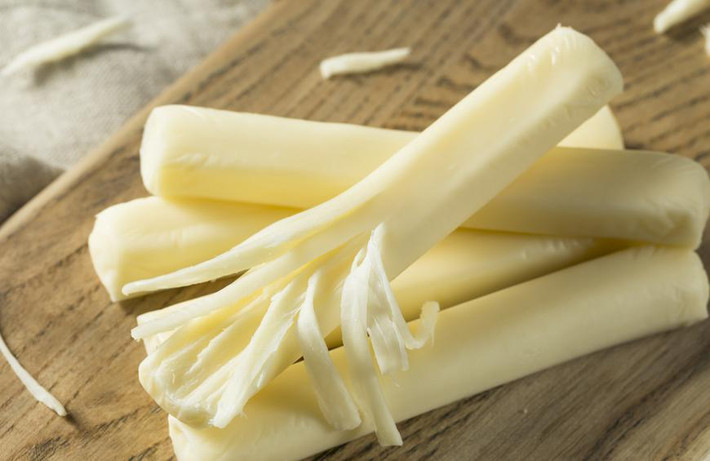 Phô mai có hàm lượng protein cao và chứa ít carbs nên đây cũng là món ăn vặt lành mạnh với người tiểu đường. Ảnh: thedailymeal.