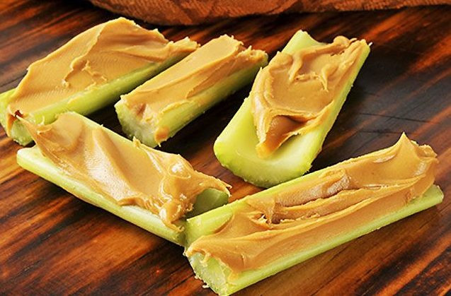 Người tiểu đường có thể ăn cần tây với bơ lạc để vừa lấp đầy chiếc bụng rỗng vừa kiểm soát lượng đường trong máu. Ảnh: thichdiy.