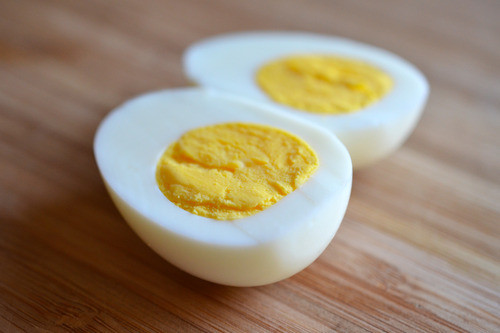Trứng là một nguồn protein tuyệt vời và chỉ chứa một nửa gram carbohydrate. Nếu bạn bị tiểu đường thì hãy nhớ thêm món trứng luộc vào danh sách các món ăn vặt của mình. Ảnh: tumblr.