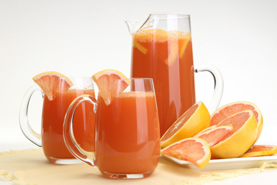 2. Cam và bưởi: Công thức nước trái cây này cung cấp cho bạn hàm lượng lớn vitamin C - loại vitamin có đặc tính chống oxy hóa và các đặc tính khác giúp bảo vệ các tế bào của bạn khỏi các chất gây hại cho cơ thể. Ảnh: 6monngonmoingay.