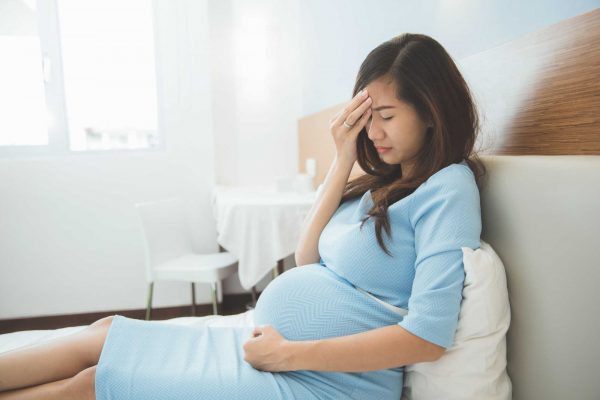 Trong các đối tượng, trẻ sơ sinh, trẻ nhỏ, thanh thiếu niên, phụ nữ có thai, phụ nữ mãn kinh và người già dễ thiếu canxi hơn cả. Ở trẻ sơ sinh và trẻ nhỏ, thiếu canxi khiến trẻ khó đi vào giấc ngủ, khó ngủ sâu, thường xuyên thức giấc, đổ mồ hôi khi ngủ. Trẻ cũng có biểu hiện biếng ăn, chậm phát triển trí tuệ, chậm phát triển xương hơn bình thường.