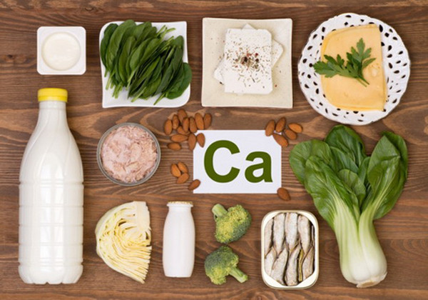 Thực tế có nhiều trường hợp như dì Liu, bổ sung đều đặn nhưng vẫn thiếu canxi. Nguyên nhân của tình trạng này bắt nguồn từ yếu tố bên trong và yếu tố bên ngoài.