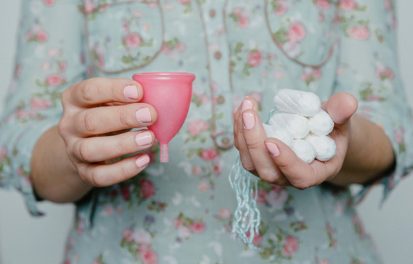 Một cách giảm đau bụng kinh khác là dùng thuốc giảm đau. Lưu ý, bạn nên uống thuốc một ngày trước khi có kinh để nhận hiệu quả tốt nhất.