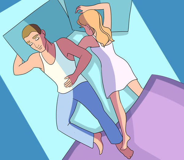 Tư thế chạm chân. Áp dụng tư thế chạm chân, cả hai sẽ đi vào giấc ngủ mà không tiếp xúc quá gần nhau. Điều thú vị là tư thế ngủ này thể hiện cả hai đang có một tình yêu bền vững; tin tưởng lẫn nhau. Tâm lý học cho rằng: “Đây là kết quả dung hòa giữa sự gần gũi và không gian cá nhân”.
