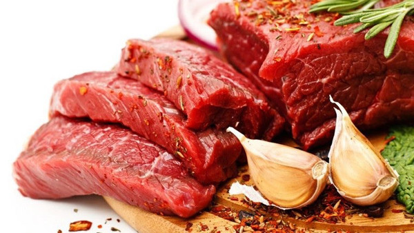 Đồng thời, chế độ ăn nhiều purin còn làm tăng axit uric. Axit uric sẽ đẩy nhanh quá trình kết tủa oxalat trong nước tiểu, làm tăng khả năng hình thành sỏi thận.
