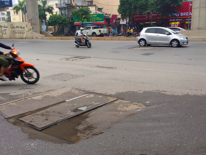 Hầu hết người tham gia giao thông phải lách, tránh những "cái bẫy" giữa đường thế này để tránh nguy hiểm cho bản thân.