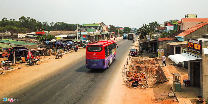 Theo người dân địa phương, việc thi công chắp vá, chậm tiến độ, kéo dài thời gian thi công để lại nhiều hố sâu ven quốc lộ 1 gây ảnh hưởng lớn đến cuộc sống người dân. Dự án có chiều dài 18 km với tổng mức đầu tư hơn 761 tỷ đồng, do Sở Giao thông Vận tải Quảng Ngãi làm chủ đầu tư.