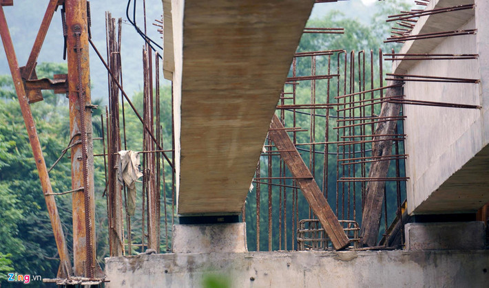 Tại nhịp số 11, hạng mục thi công dở dang, sắt thép hoen gỉ.