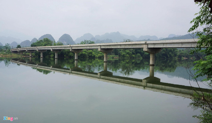 Công trình cầu bê tông cốt thép đi xã Cẩm Lương (hay còn gọi là Dự án cầu vào khu du lịch suối cá thần Cẩm Lương, huyện Cẩm Thủy) được UBND tỉnh Thanh Hóa phê duyệt vào cuối 2010 và khởi công vào năm 2011. Dự án có tổng mức đầu tư hơn 130 tỷ đồng từ nguồn vốn trái phiếu Chính phủ và các nguồn huy động hợp pháp khác từ ngân sách.