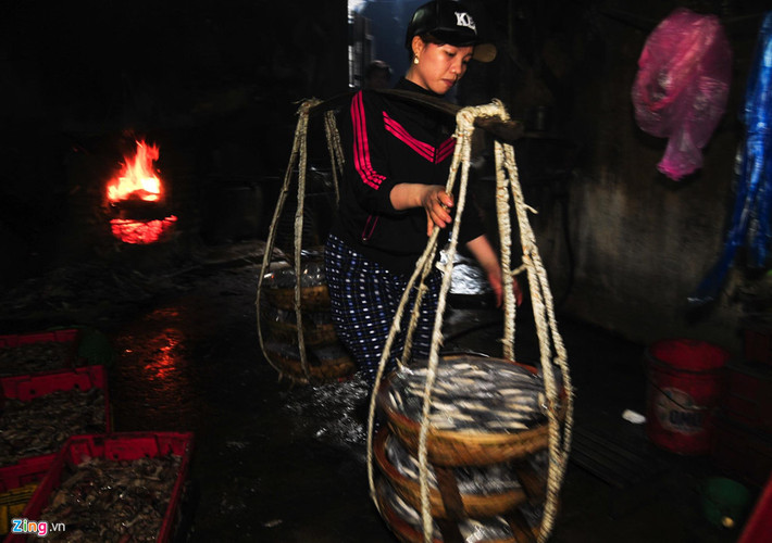 Theo lãnh đạo phường Hải Cảng (TP.Quy Nhơn), chợ hấp cá này là chốn mưu sinh khoảng 150 người Bình Định. Phần lớn họ làm nghề khuân vác, rửa cá, gánh cá, phân loại, sơ chế, hấp cá... bán kiếm sống qua ngày.