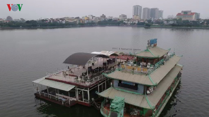 Tiếp đó, hàng loạt nhà hàng nổi bị UBND phường Thuỵ Khuê cưỡng chế tháo dỡ cầu dẫn, lý do vi phạm trật tự xây dựng. Sau đó, các nhà hàng nổi buộc phải di dời về Đầm Bảy (phường Nhật Tân, quận Tây Hồ) chờ chỉ đạo.