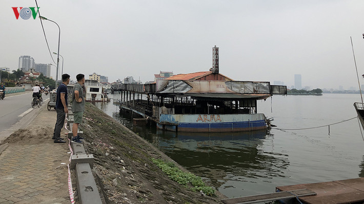Ngày 2/5, vừa qua một tàu nổi bỏ hoang bốc cháy gây mất an toàn trị an khu vực.
