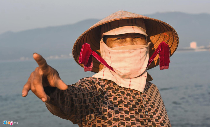 "Những năm trước họ rào chắn vây kín xung quanh gây ngột ngạt cho khu dân cư bên trong. Thời gian gần đây cơ quan chức năng của tỉnh tháo dỡ một số đoạn để dọn vệ sinh, chúng tôi mới có thể vào phơi cá tạm đỡ phải đi xa", bà Hà chỉ tay về phía hàng rào tôn chắn của khu đất nói.