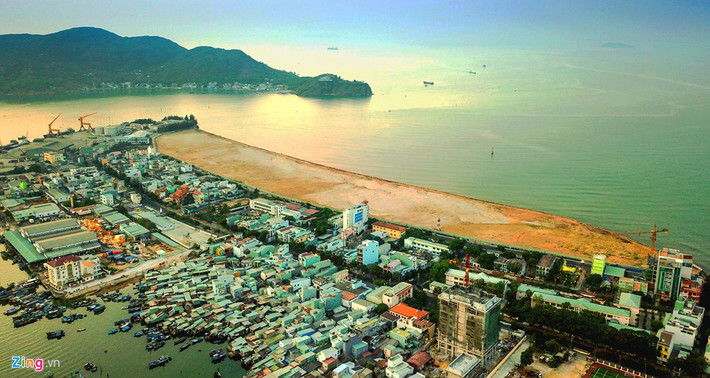 Toàn cảnh khu lấn biển Mũi Tấn bên đường Xuân Diệu (TP Quy Nhơn). Sau 6 năm bỏ hoang, khu lấn biển vừa được tỉnh Bình Định điều chỉnh đồ án quy hoạch chi tiết xây dựng tỷ lệ 1/500 chỉnh trang đô thị.
