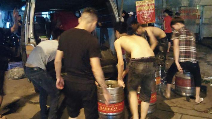 Những "bom" bia còn xót lại được nhân viên chuyển đi địa điểm khác.