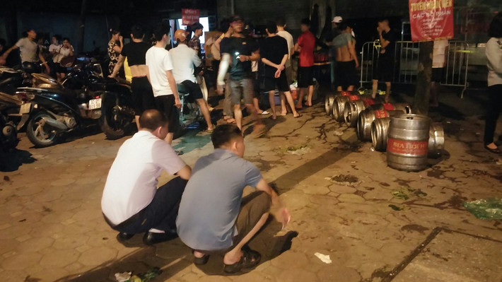 Khoảng 23h00 đêm 27/5, nhiều người dân vẫn tụ tập trước cửa quán bia Hải Xồm để theo dõi cơ quan chức năng xử lý hiện trường.