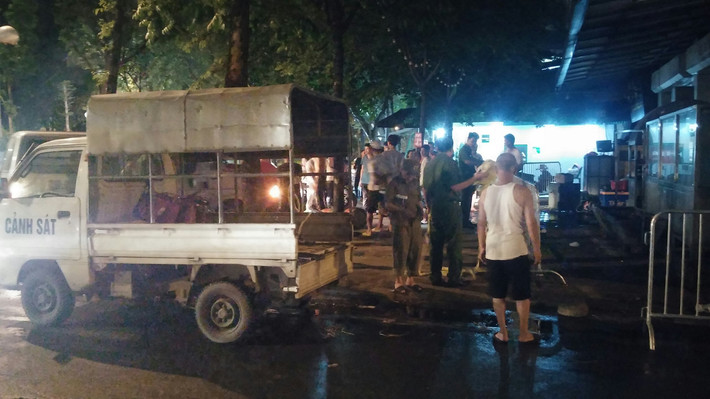 Nhiều người sợ lửa bốc cháy trở lại nên chưa dám về nhà.