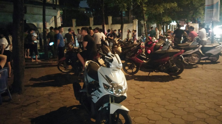 Người dân nơi đây cho biết quán bia đã có dấu hiệu xuống cấp từ nhiều năm nay.