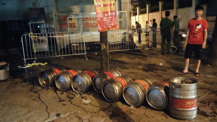 Các "bom" bia của quán Hải Xồm nằm lăn lóc trên vỉa hè.