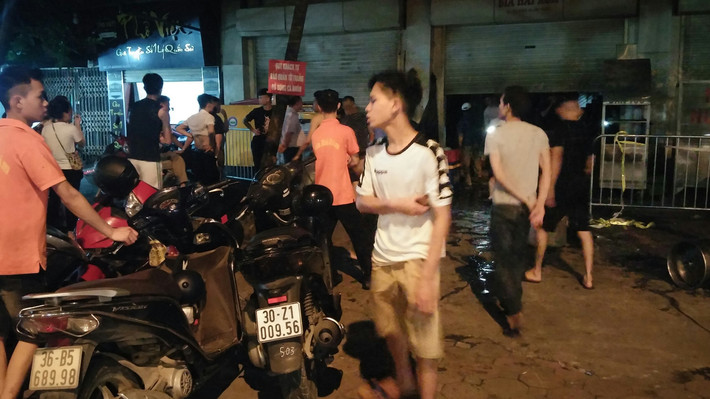 Phát hiện đám cháy mọi người đã hô hoán nhau bỏ chạy ra ngoài thoát thân.
