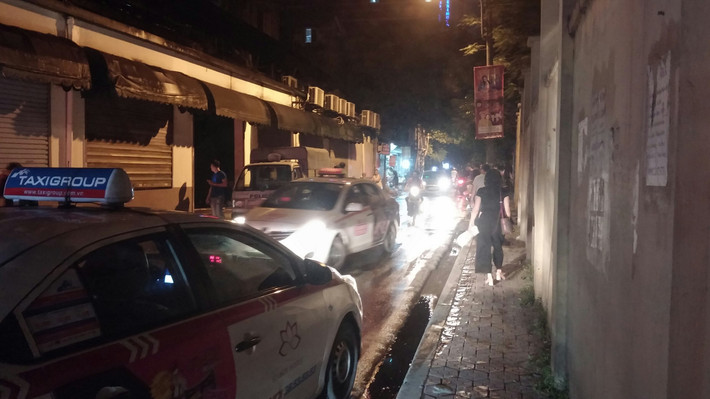 Vụ cháy quán bia hơi Hải Xồm khiến giao thông qua đây bị hỗn loạn.