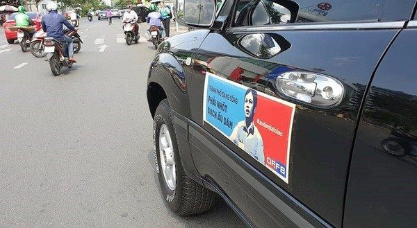 Tuy nhiên, sau đó sự việc lắng đi và không có dấu hiệu của việc khởi tố vụ án khiến dư luận phẫn nộ. Ngày 17/4, sau nhiều ngày chờ đợi cơ quan chức năng, cư dân chung cư G. tiếp tục ký đơn tập thể yêu cầu khởi tố ông Nguyễn Hữu Linh. Người dân, các diễn đàn mạng cũng biểu lộ sự phẫn nộ, yêu cầu khởi tố.