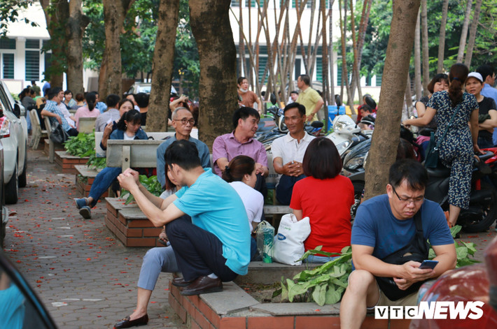 Nhiều phụ huynh có con thi vào lớp 10 tập trung tại một khu vực trong sân Trường Đại học Khoa học Tự Nhiên để chờ đợi.