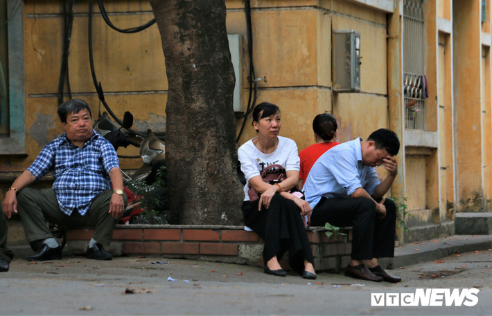 Dưới cái nắng trên 40 độ C, nhiều người tỏ ra mệt mỏi.