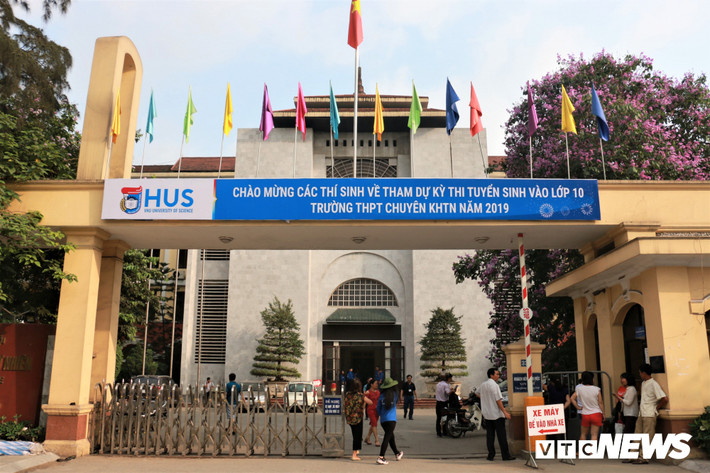 Sáng 26/5, Trường Đại học Khoa học Tự Nhiên (Nguyễn Trãi, Thanh Xuân, Hà Nội) tổ chức kỳ thi tuyển sinh vào lớp 10 Trường THPT chuyên KHTN năm 2019.