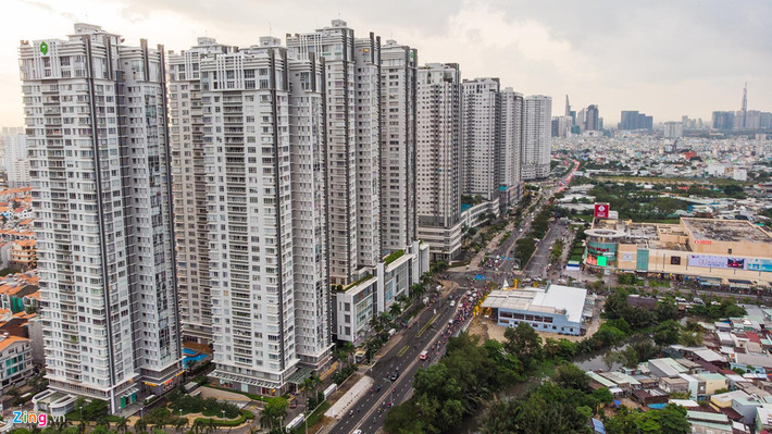 Quận 7 từ lâu được coi là mỏ vàng của thị trường bất động sản TP.HCM, là nơi nhiều chủ đầu tư đang tận dụng cơ hội để khai thác. Đến hết quý I/2019, trên toàn quận 7 có tới 83 dự án căn hộ, theo số liệu của Jones Lang LaSalle (JLL), tăng 69% so với 5 năm trước.