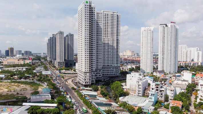 Hàng loạt các đại gia bất động sản trong và ngoài nước đều đang chen chân giành chỗ trên trục đường này, với các dự án hàng nghìn căn hộ. Đơn cử là Sunrise City và Sunrise Riverside của Novaland, Dragon City của Phú Long, Hưng Phát Silver Star của Hưng Lộc Phát...