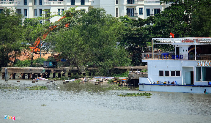 Ở phần diện tích cầu tàu sập chìm hẳn xuống sông, lực lượng chức năng cho quây bạt để tiến hành khắc phục.