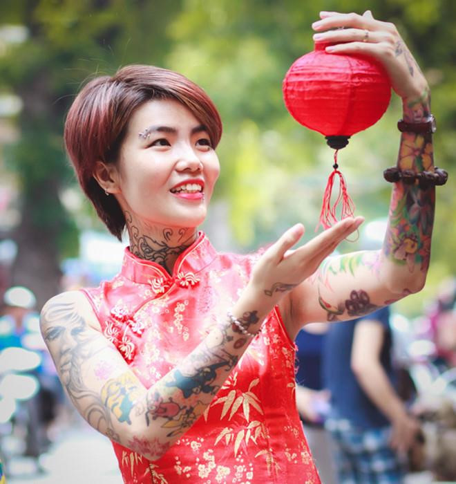 Sau khi bức ảnh xuất hiện trên mạng xã hội, 9X lại thu về nhiều ý kiến trái chiều khi đăng tải dòng chia sẻ thể hiện sự bất bình trước ánh nhìn của người phụ nữ nọ. "Tôi muốn khẳng định, tôi tự hào khi sở hữu những hình xăm. Sự dè bỉu chỉ là thứ đi sau lưng tôi, sau các hình xăm của tôi", cô viết. Bên cạnh nhiều người đồng cảm, bênh vực 9X, số khác lại cho rằng cô quá nóng nảy, thiếu lễ phép với người lớn tuổi hơn mình. Ảnh: Tử Thắng.