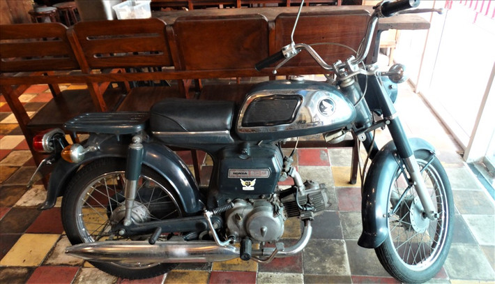 Nếu như Mobylette hay Vespa có từ những năm 50 - 60 của thế kỷ trước, thì Honda thuộc hàng “sinh sau đẻ muộn”. Cho đến năm 1965, đường phố Sài Gòn mới bắt đầu xuất hiện những chiếc xe máy Honda 67. Đây là những dòng xe huyền thoại, góp phần đưa thương hiệu Honda vào "bộ nhớ" của người Việt bây giờ