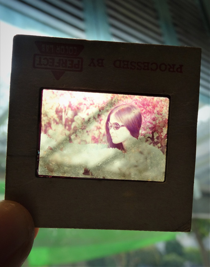Tấm Film màu chụp khung cảnh thành phố Sài Gòn với nhiều nhà cao tầng trước 1975