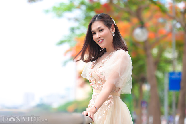 Hoa phượng gắn liền với nhiều kỷ niệm của các nữ sinh thời cắp sách tới trường phổ thông, và diễn viên Hà Hương cũng từng trải qua một thời như vậy.